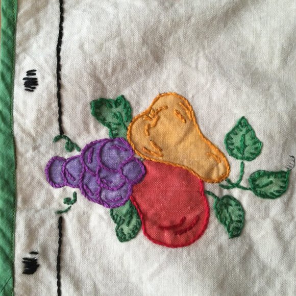 Beautiful hand embroidered 2 table napkins and 1 table runner fruits decoration - Picture 5 of 8